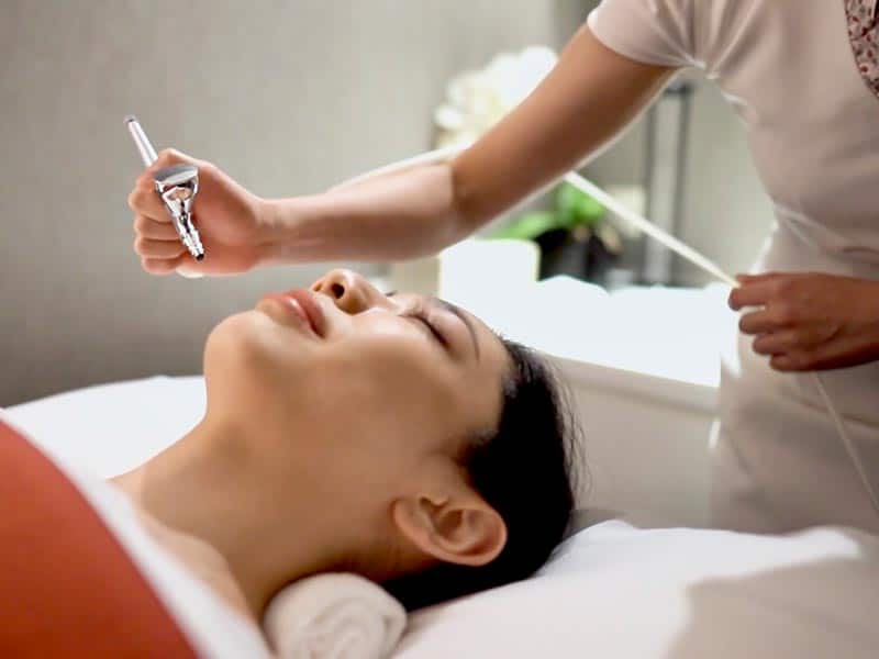 SENZE Boutique Spa facial treatment